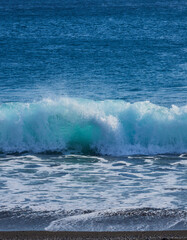 Fototapeta premium 青色と透明感がある海の波と海岸の風景