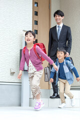 自宅を出る父親と姉弟