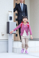 自宅を出る父親と娘