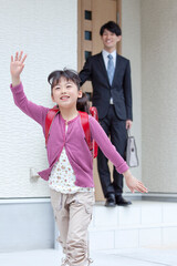 自宅を出る父親と娘