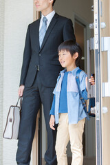 自宅を出る父親と息子