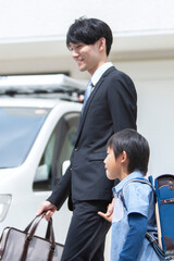 自宅を出る父親と息子