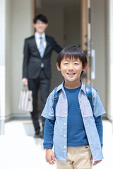 自宅を出る父親と息子