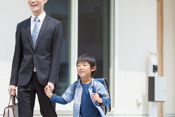 自宅を出る父親と息子
