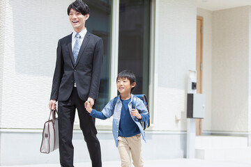 自宅を出る父親と息子