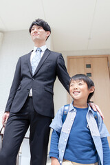 自宅を出る父親と息子