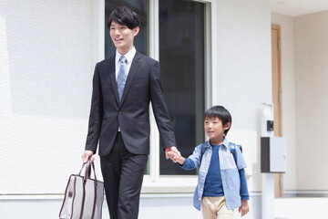 自宅を出る父親と息子
