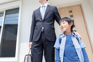 自宅を出る父親と息子