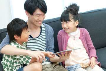 ソファで寛ぐ親子