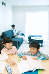 自宅で勉強する姉弟
