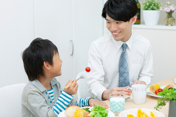 朝食を食べる親子
