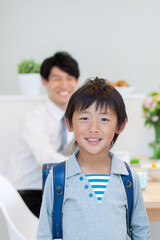 リビングに立つ男の子