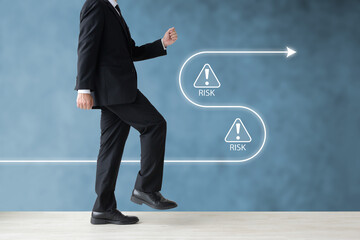 リスクを避けて歩みを進めるビジネスマン