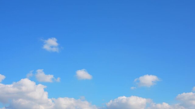 雲より高い位置に晴天のスペースあります　空のタイムラプス動画