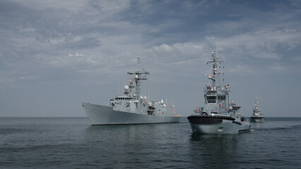 GUIDED MISSILE FRIGATE AND TUGS - Polish Navy ships on the Baltic Sea