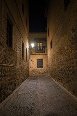 Fototapeta premium Cobbled alleyway lit in Toledo