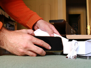 Abriendo caja con tel&eacute;fono m&oacute;vil de regalo