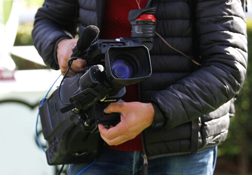 C&aacute;mara de v&iacute;deo y televisi&oacute;n con visor en plano audiovisual con toma y enfoque contrapicado