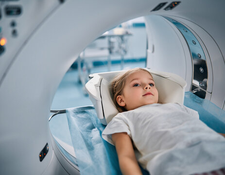 Badanie rezonansu magnetycznego wykonywane u dziecka.