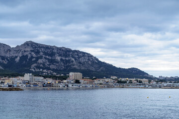 La c&ocirc;te marseillaise un jour d'automne nuageux