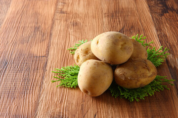 新じゃがいも５個　木目バック