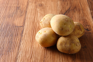 新じゃがいも５個　木目バック