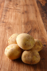 新じゃがいも５個　木目バック