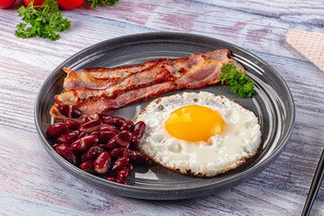 English breakfast with egg, bean and bacon