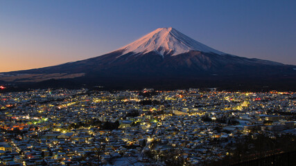 新倉山浅間公園から見た富士山と富士吉田市の街並み