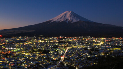 新倉山浅間公園から見た富士山と富士吉田市の街並み