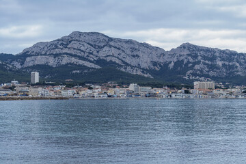 Fototapeta premium Bord de mer à Marseille un jour d'automne nuageux