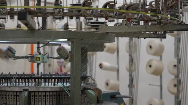 Circular Textile Machine with Yarn Feeding System