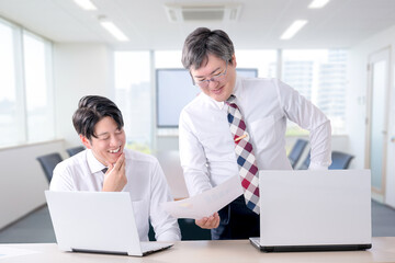 相談するビジネスマンたち