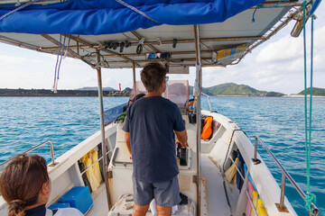 渡船に乗船中。
座間味島からは安室島、安慶名敷島、嘉比島等の無人島に渡船で渡ることができる。
美しいサンゴ礁と熱帯魚の群れ。
嘉比島沖縄県
島尻郡慶良間諸島座間味島-2025
沖縄本島から40km西方の諸島。30以上の島嶼群全体が国立公園に指定。珊瑚礁の青い海と白い砂浜は世界屈指の美。貴重な動植物が多数生息。
