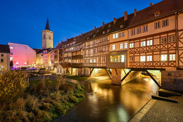 historische Kr&auml;merbr&uuml;cke mit &Auml;gidienkirche am Abend in Erfurt / Th&uuml;ringen
