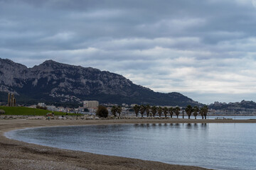 Bord de mer &agrave; Marseille un jour d'automne nuageux