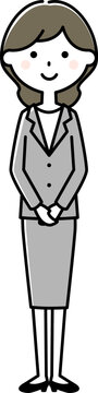 手を前で組むスーツの女性