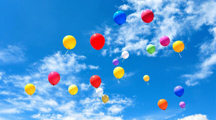 青空に浮かぶ色とりどりの風船