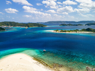 美しい嘉比島のドローン撮影。白砂のビーチには観光客が上陸している。...