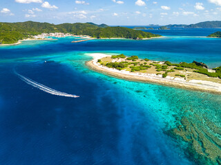 美しい安慶名敷島のドローン撮影。白砂のビーチには観光客が上陸している。 パラソルやクルーズボートが見える。
美しいサンゴ礁と熱帯魚の群れ。
安慶名敷島沖縄県
島尻郡慶良間諸島座間味島-2025
沖縄本島から40km西方の諸島。30以上の島嶼群全体が国立公園に指定。珊瑚礁の青い海と白い砂浜は世界屈指の美。貴重な動植物が多数生息。

