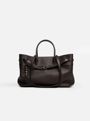Naklejka premium Woman leather bag on a white background