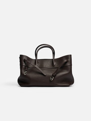 Naklejka premium Woman leather bag on a white background