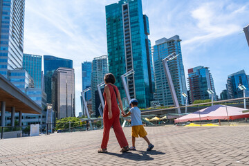 Naklejka premium Mother and son walking in downtown vancouver, british columbia