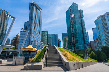 Fototapeta premium Modern buildings rising above green space in vancouver city center