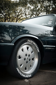 Side view of a Chevrolet Opala Diplomata car on display at the Third Municipal Antique Car Day 2025 in the city of Londrina, Brazil