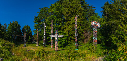 Naklejka premium Totem poles representing native culture in stanley park, vancouver