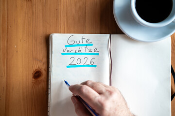 H&auml;nde halten wei&szlig;es Schild mit handgeschriebenem Spruch Neues Jahr Neues Gl&uuml;ck. Fokus auf die Botschaft vor unscharfem Hintergrund