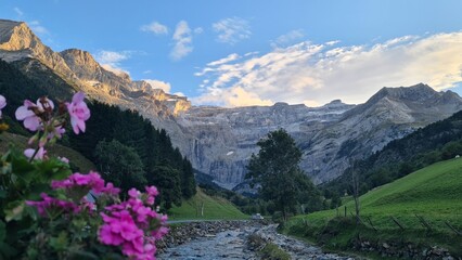 Magnifique vue sur le cirque de Gavarnie depuis un pont du Gave de Pau