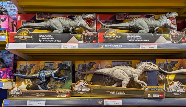Figuras de dinosaurios de Jurassic World en un expositor de la jugueter&iacute;a Juguettos en Legan&eacute;s (Madrid), Espa&ntilde;a, 11 de diciembre de 2025