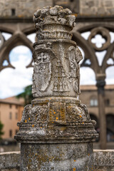Obraz premium Italy - Viterbo - Loggia dei Papi - Heraldic pinnacle with arms and crown on medieval fountain column